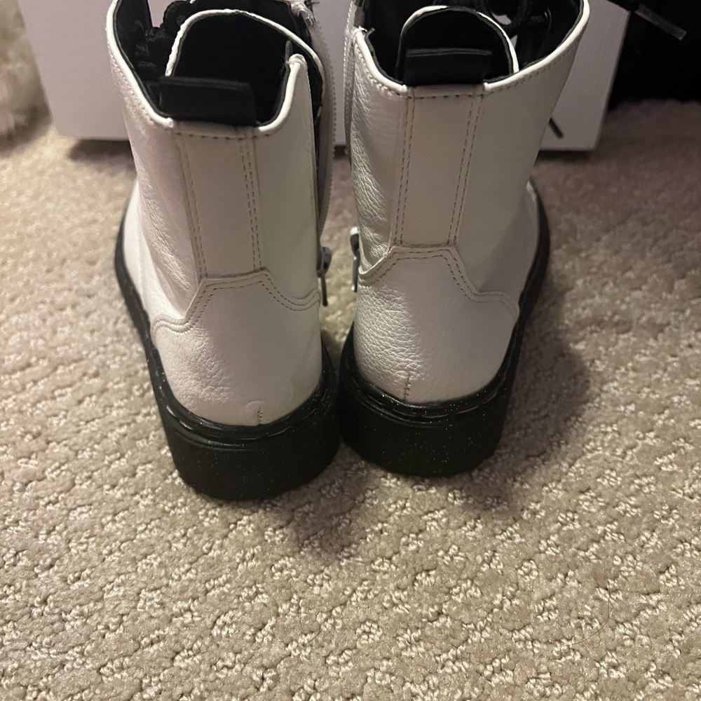 Boots - Picture 3 of 4